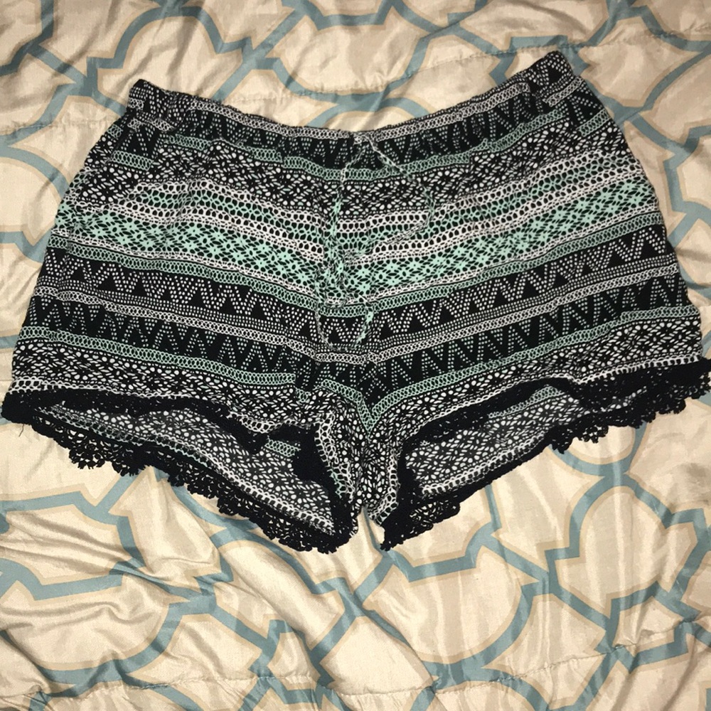 Loose fitted - ruffle bottom shorts